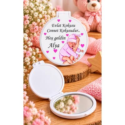 Anne Elinde Uyuyan Bebek ve Pembe Kalp Tasarımlı Kişiye Özel Kız Bebek Hediyelik Cep Aynası – Plastik ve Pleksi Ayna 6,5x6,5 cm