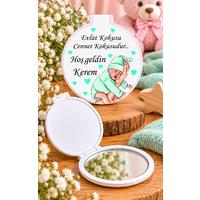 Anne Elinde Uyuyan Erkek Bebek ve Mint Yeşili Kalp Tasarımlı Kişiye Özel Bebek Hediyelik Cep Aynası – Plastik ve Pleksi Ayna 6,5x6,5 cm