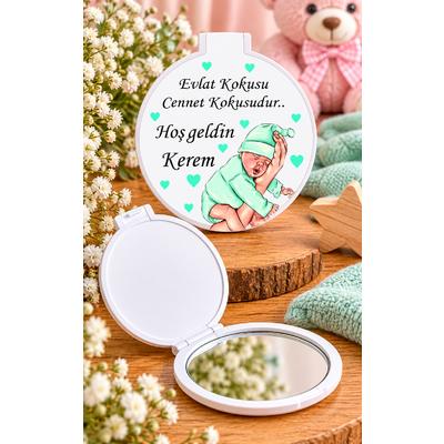 Anne Elinde Uyuyan Erkek Bebek ve Mint Yeşili Kalp Tasarımlı Kişiye Özel Bebek Hediyelik Cep Aynası – Plastik ve Pleksi Ayna 6,5x6,5 cm