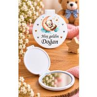 Ay Üzerinde Uyuyan Ayıcık Tasarımlı Hoş Geldin Bebek Hediyeliği – Kişiye Özel Plastik ve Pleksi Cep Aynası 6,5x6,5 cm