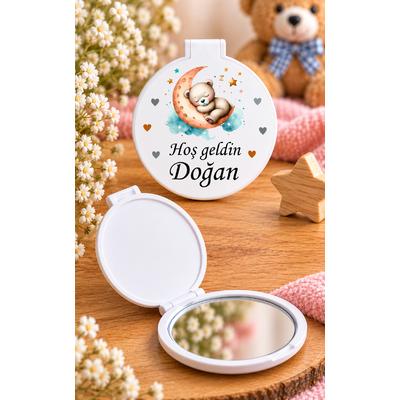 Ay Üzerinde Uyuyan Ayıcık Tasarımlı Hoş Geldin Bebek Hediyeliği – Kişiye Özel Plastik ve Pleksi Cep Aynası 6,5x6,5 cm