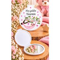 Çiçekli Ağaçta Pembe Hamakta Uyuyan Bebek Tasarımlı Kişiye Özel Kız Bebek Hediyelik Cep Aynası – Plastik ve Pleksi Ayna 6,5x6,5 cm