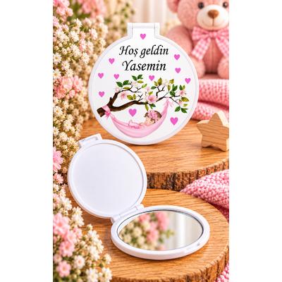 Çiçekli Ağaçta Pembe Hamakta Uyuyan Bebek Tasarımlı Kişiye Özel Kız Bebek Hediyelik Cep Aynası – Plastik ve Pleksi Ayna 6,5x6,5 cm