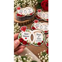 Kırmızı Güllü Nikah Magneti – Kişiye Özel Alyans Yüzük Modeli Ahşap MDF 8x6 cm