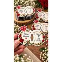 Kırmızı Güllü Papatyalı Nikah Magneti – Kişiye Özel Alyans Modeli Ahşap MDF 8x6 cm