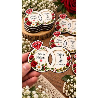 Kırmızı Güllü Papatyalı Nikah Magneti – Kişiye Özel Alyans Modeli Ahşap MDF 8x6 cm