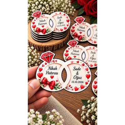 Kırmızı Kalpli Nikah Magneti – Kişiye Özel Fiyonklu Alyans Modeli Ahşap MDF 8x6 cm
