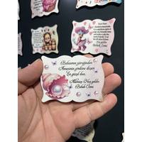 Kişiye Özel Bebek Magneti 8x6 cm Ahşap – UV Baskılı Doğum, Mevlüt & Baby Shower Hediyeliği (10 Adet)