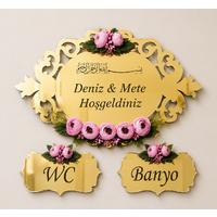 Kişiye Özel Gold Aynalı Kapı Süsü Seti – WC ve Banyo Tabelalı Çiçekli Hoşgeldiniz Panosu