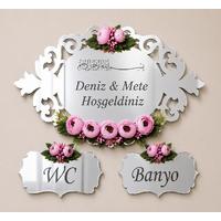 Kişiye Özel Gümüş Aynalı Kapı Süsü Seti – WC ve Banyo Tabelalı Çiçekli Hoşgeldiniz Panosu
