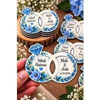 Mavi Çiçekli Nikah Magneti – Kişiye Özel Alyans Yüzük Modeli Ahşap MDF 8x6 cm