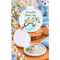 Mavi Hamakta Uyuyan Bebek ve Çiçekli Ağaç Tasarımlı Kişiye Özel Erkek Bebek Hediyelik Cep Aynası – Plastik ve Pleksi Ayna 6,5x6,5 cm