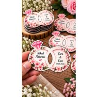Pembe Çiçekli Nikah Magneti – Kişiye Özel Alyans Yüzük Modeli Ahşap MDF UV Baskı 8x6 cm